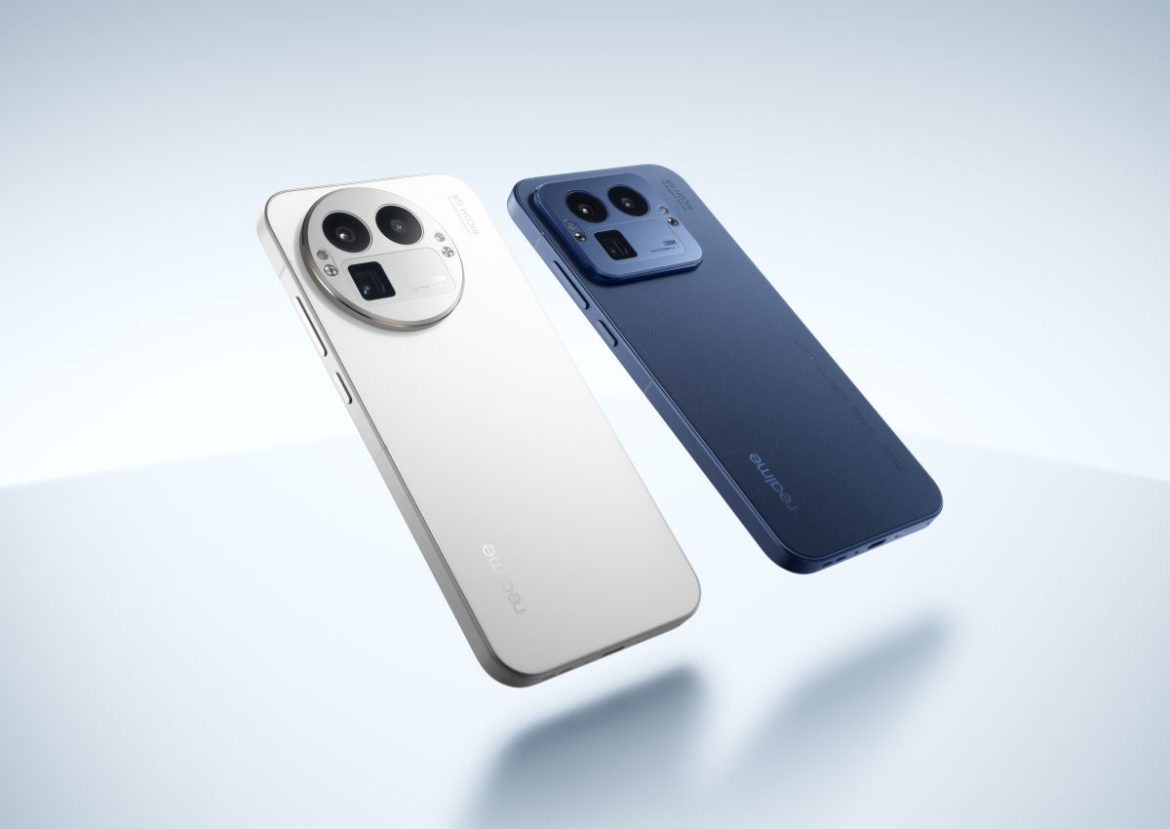 Deux modèles du realme GT 8 Pro, l'un blanc argenté et l'autre bleu nuit, flottant sur un fond dégradé.