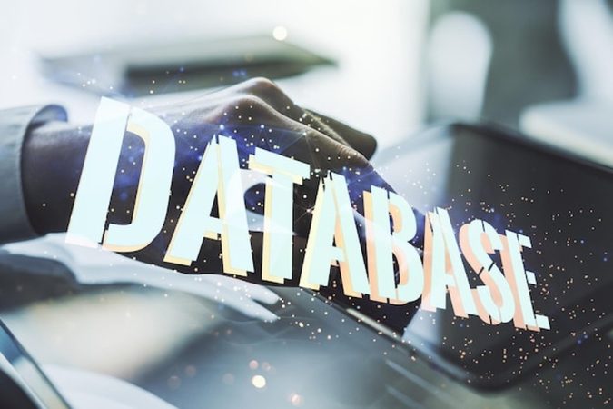 Une main manipule des flux numériques sur une tablette pour initier une procédure sécurisée de AI data deletion dans une base de données.