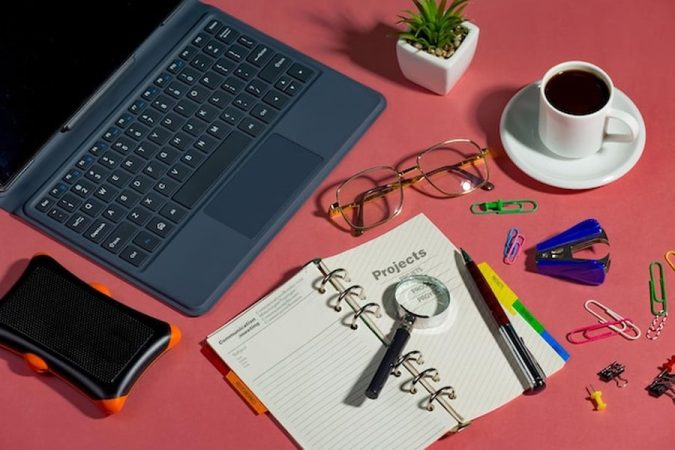 Un bureau d'indépendant organisé avec carnet et accessoires pour faciliter les démarches d'assurance loyer impayé pour auto-entrepreneur : Comment l'obtenir sans fiche de paie ?