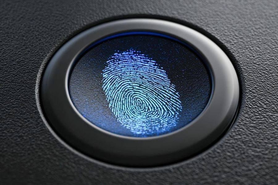 Un biometric sensor circulaire affichant une empreinte digitale lumineuse bleue sur une surface noire texturée.