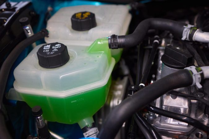 Gros plan sur les réservoirs de liquide d'un moteur avant l'installation d'un boîtier éthanol moto