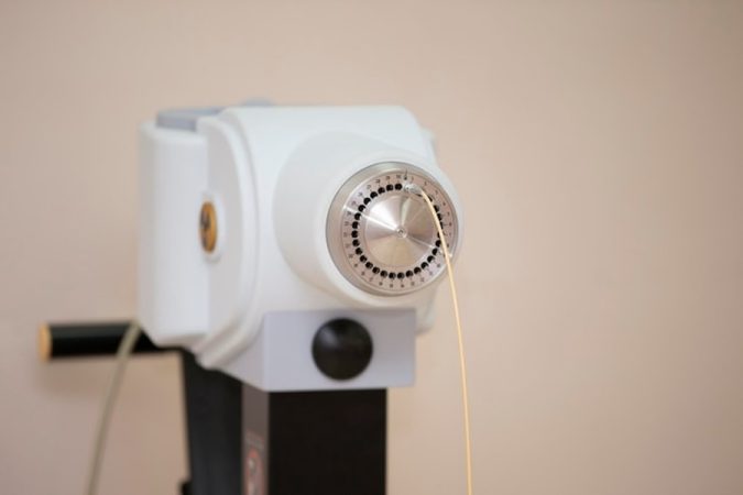 Un dispositif de mesure acoustique sophistiqué explorant les nuances entre le bruit blanc, rose ou brun : quel son choisir pour calmer et faire dormir bébé ?