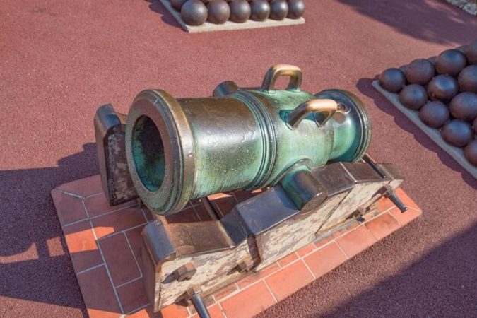 Un mortier historique en bronze oxydé symbolisant la force de pression liée au bruit de claquement dans les canalisations : comment installer un anti-bélier sans soudure.