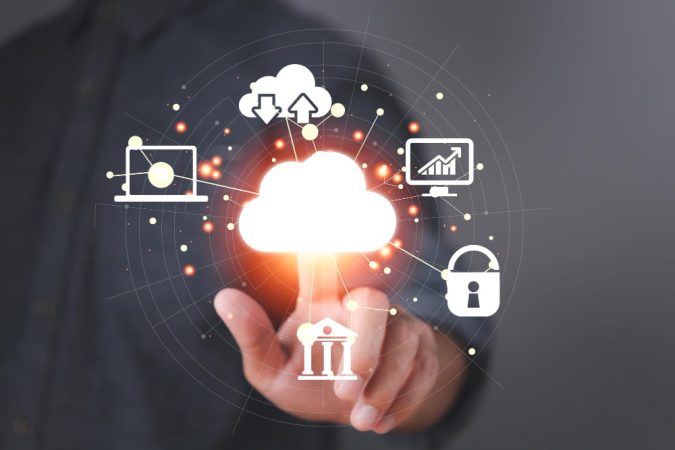 Gros plan d'une main pointant un écosystème de Cloud privé avec des icônes de sécurité, de finance et de transfert de données