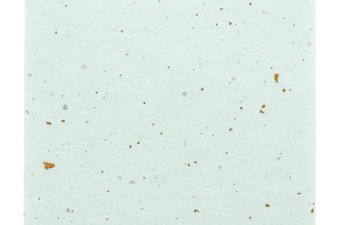 Texture de papier artisanal bleu pâle avec des graines intégrées pour apprendre comment fabriquer du papier ensemencé maison : le guide complet de A à Z.