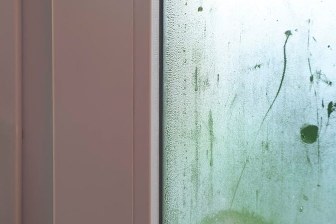 Forte condensation sur une vitre intérieure, montrant pourquoi il est crucial de savoir comment isoler un mur en pierre par l'intérieur sans créer d'humidité : techniques, matériaux et erreurs à éviter.
