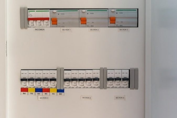 Un tableau électrique domestique aux normes avec ses disjoncteurs identifiés, un élément central pour comprendre comment obtenir le Consuel électrique en tant que particulier : le guide étape par étape.