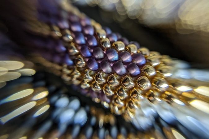 Boucle d'oreille en or rose et diamants suspendue en studio illustrant comment photographier des bijoux sans reflets : Guide pratique pour un rendu professionnel.