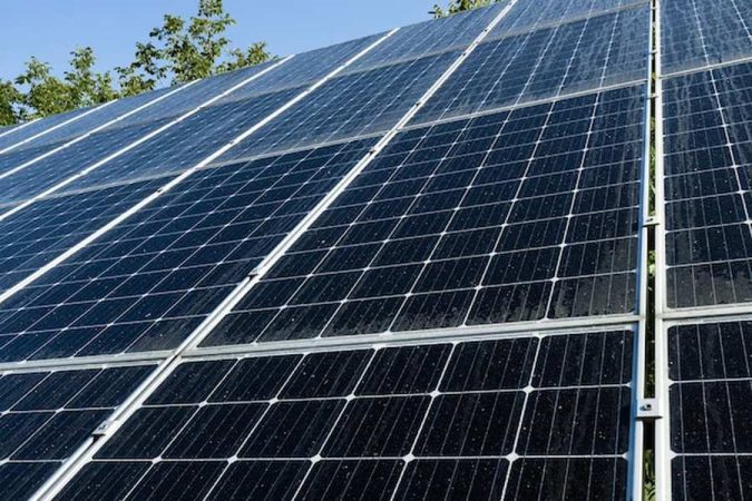 Image décorative Comment renforcer une charpente bois pour l'installation de panneaux solaires : guide technique et prix