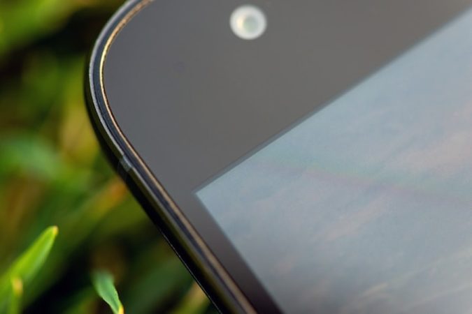 Détails d'un objectif de téléphone pour apprendre comment réussir la photographie d'iris au smartphone : astuces et réglages pour un rendu macro professionnel.