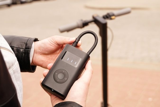 Un gonfleur électrique portable pour trottinette, un gadget indispensable pour ceux qui veulent savoir comment sécuriser une porte d'entrée d'appartement sans percer : 7 solutions efficaces pour locataires.