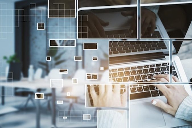 Une personne utilise un ordinateur portable pour apprendre comment supprimer ou renommer la catégorie 'Non classé' sur WordPress : le guide complet pour débutants.