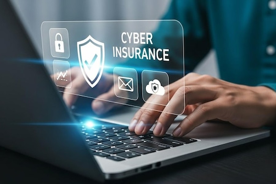 Un utilisateur sécurise ses données numériques avec une solution de Cyber insurance sur son ordinateur portable.