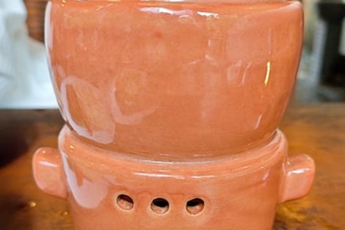 Un système de refroidissement traditionnel composé de deux pots en terre cuite emboîtés, illustrant le fonctionnement du Frigo du désert (Zeer Pot) : le guide complet pour fabriquer et utiliser ce système de conservation sans électricité.