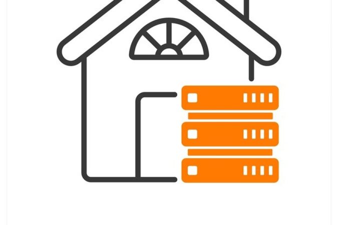 Un Home server représenté par trois unités de stockage orange intégrées à une structure de maison épurée.