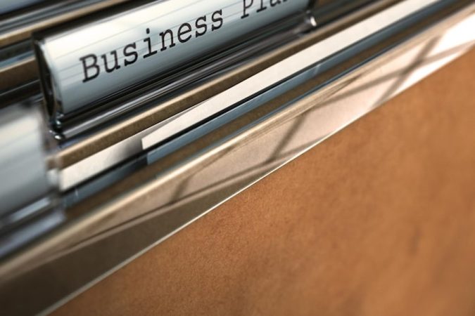 Un dossier professionnel intitulé Business Plan servant à organiser le référencement via le Top 27 annuaires gratuits à validation rapide pour booster son SEO local en 2024.