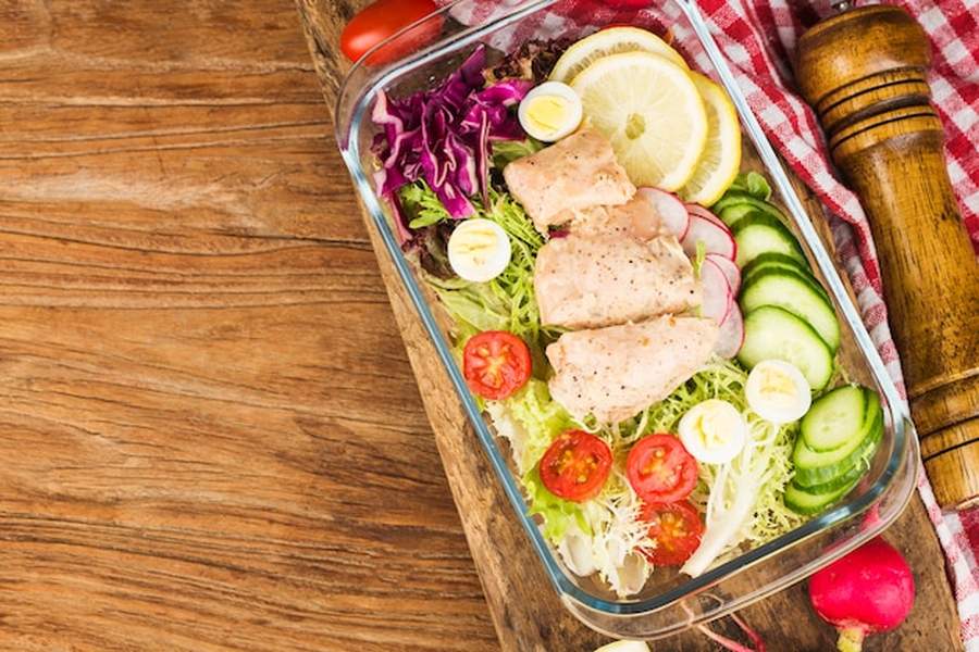 Salade de poulet et légumes croquants dans un plat en verre, idéale pour un Menu de la semaine à 2 euros par repas : 21 recettes saines et économiques.