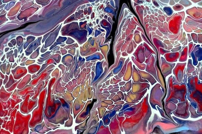 Un réseau de lignes blanches entrelacées forme des structures cellulaires sur un fond de peinture fluide aux nuances rouges et violettes, illustrant le Neurographic Art : Guide complet pour maîtriser cette technique de dessin thérapeutique et réduire l'anxiété.