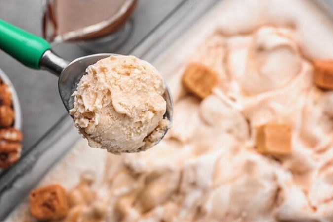 Une boule de glace onctueuse au caramel salé prélevée à la cuillère, parfaite pour illustrer des Recettes Ninja Creami Protéinées : 7 Glaces Saines à Moins de 300 Calories.