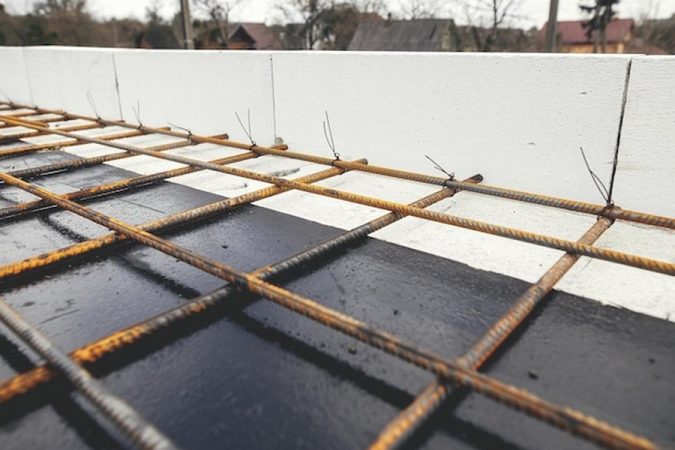 Un treillis métallique robuste posé sur une toiture en vue d'un renfort de charpente pour panneaux solaires : guide technique et solutions de consolidation.