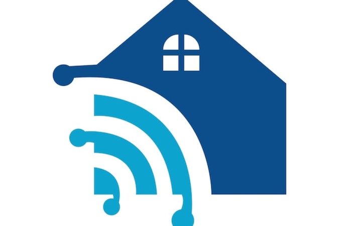 Une maison bleue minimaliste intégrant un puissant Smart home signal pour une connectivité domotique optimale.