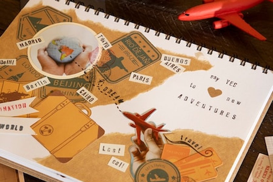 Un carnet de voyage créatif rempli de timbres de destinations mondiales et d'un petit avion rouge, parfait pour débuter votre Guide complet pour organiser un voyage d'astrotourisme dans les réserves de ciel étoilé.