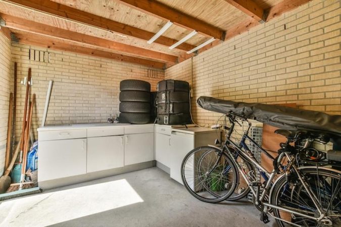 Image décorative Transformer un garage en chambre : budget, isolation et démarches légales en 2024