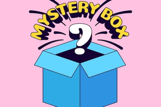 Une boîte mystère bleue ouverte avec un point d'interrogation blanc illustrant les Ventes aux enchères de colis perdus : Le guide complet pour acheter des colis non réclamés au kilo en France en 2024.