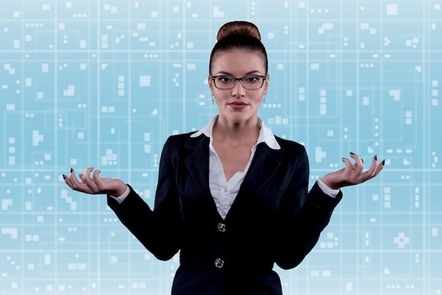 Une femme en tenue professionnelle devant un fond de données numériques réfléchit à comment contester légalement une décision discriminatoire prise par un algorithme.