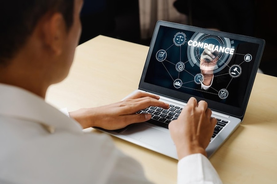 Un professionnel examine des protocoles de sécurité sur son écran pour déterminer comment savoir si votre voyant en ligne est un humain ou une intelligence artificielle.