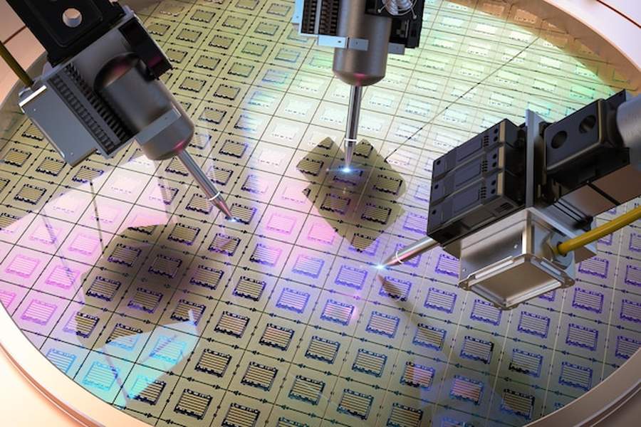 Des bras robotisés de haute précision assemblent des microprocesseurs sur une plaque de silicium, illustrant comment optimiser son média pour la Generative Engine Optimization (GEO) en 2026.