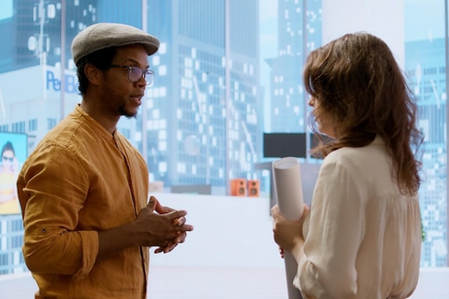 Un expert en stratégie digitale explique comment optimiser son contenu pour les réponses conversationnelles des agents IA multimodaux lors d'une réunion en bureau.