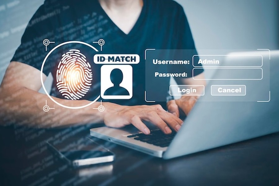 Un utilisateur s'identifie par empreinte digitale sur son ordinateur, une étape clé couverte par l'Assurance contre l'usurpation d'identité par deepfake : garanties et recours.