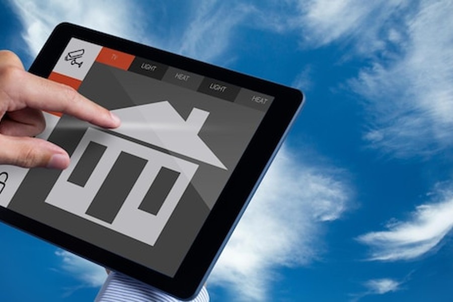 Une main manipulant une interface de gestion énergétique sur tablette pour savoir comment contester l'interdiction de louer une passoire thermique après l'audit de 2026.