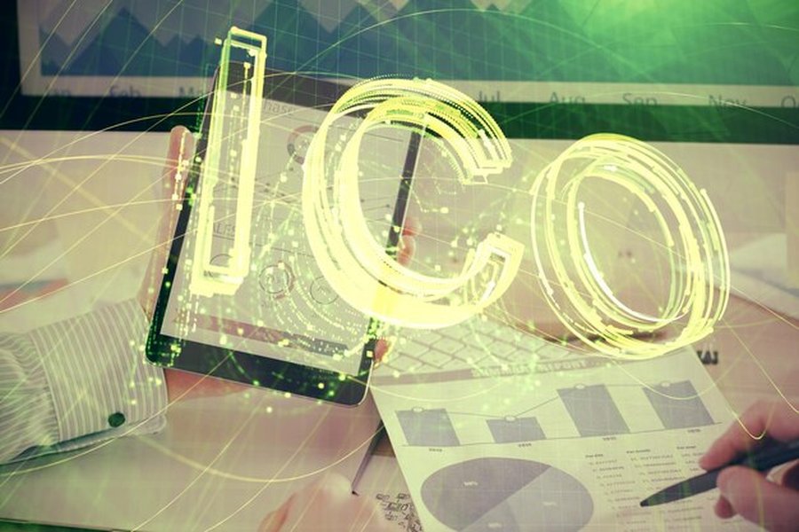 Un expert analyse des données sur une tablette avec un hologramme ICO, illustrant les démarches pour savoir comment obtenir et faire certifier le label 'Contenu 100% Humain' en 2026.