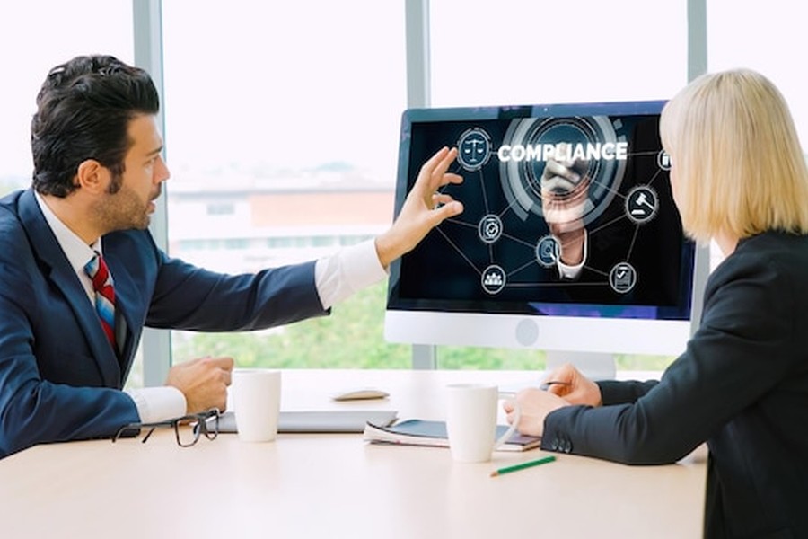 Deux experts analysent une interface numérique pour découvrir comment configurer un agent IA personnel pour automatiser la négociation et l'achat au meilleur prix.