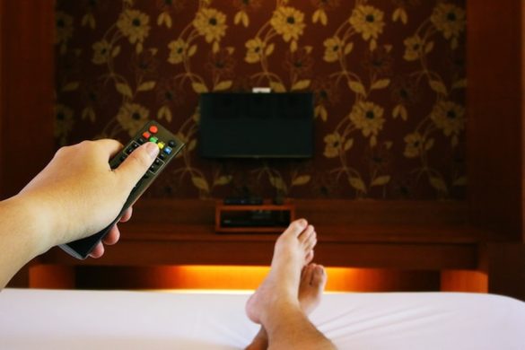 Un utilisateur manipule une télécommande devant un moniteur haute performance pour comprendre comment supprimer la latence des manettes sans fil sur les écrans 240Hz.