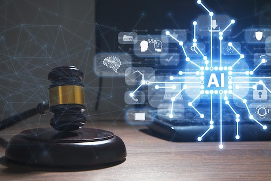 Un marteau de juge en bois posé devant des circuits numériques lumineux symbolisant le recours juridique contre une décision automatisée par IA : Le guide complet du Règlement IA 2026.