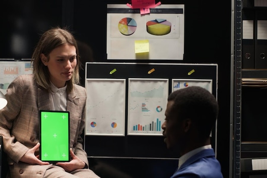 Une experte présente sur une tablette une stratégie pour apprendre comment tester vos publicités sur des audiences synthétiques avant de dépenser votre budget.