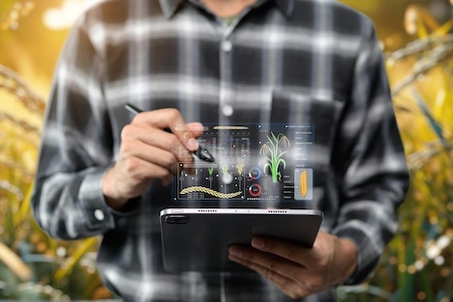 Un agriculteur utilise une interface numérique interactive pour comprendre comment valoriser ses crédits carbone en exploitation agricole : le guide complet des normes 2026.