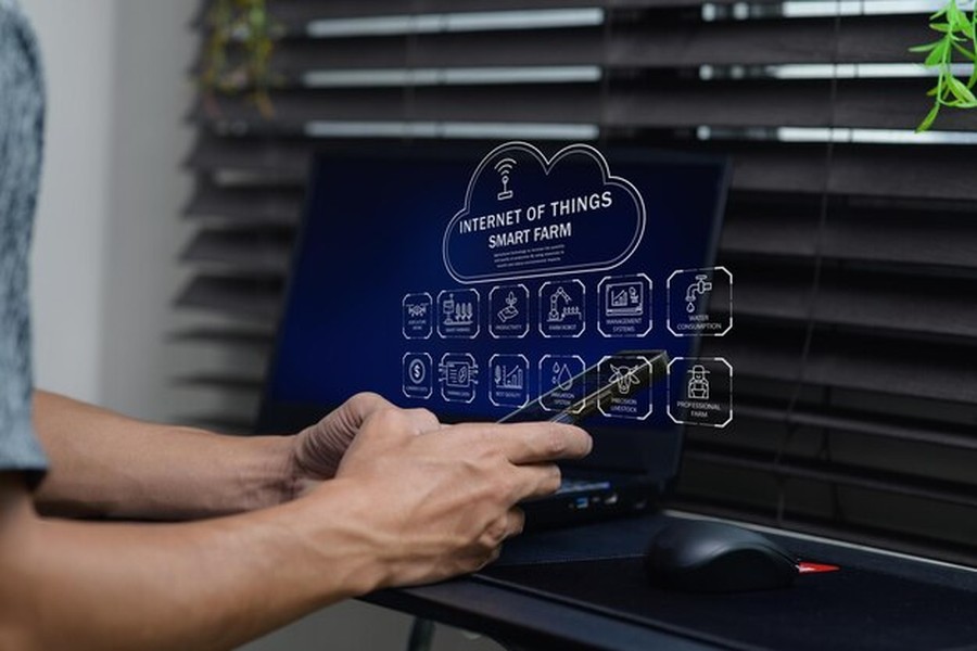 Une chanteuse en studio découvre comment cloner sa propre voix pour créer des harmonies vocales parfaites par IA.