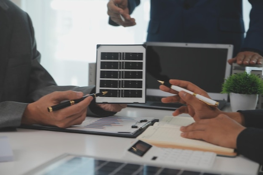 Des collaborateurs en pleine réunion de travail analysent des données chiffrées pour comprendre comment obtenir le rapport de transparence salariale de son entreprise : Guide et modèles de demande.