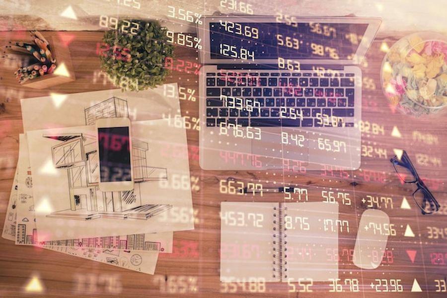 Un bureau moderne avec un ordinateur portable et des graphiques financiers numériques pour accompagner le Guide de défiscalisation pour les revenus issus du partage de puissance de calcul IA en 2026.