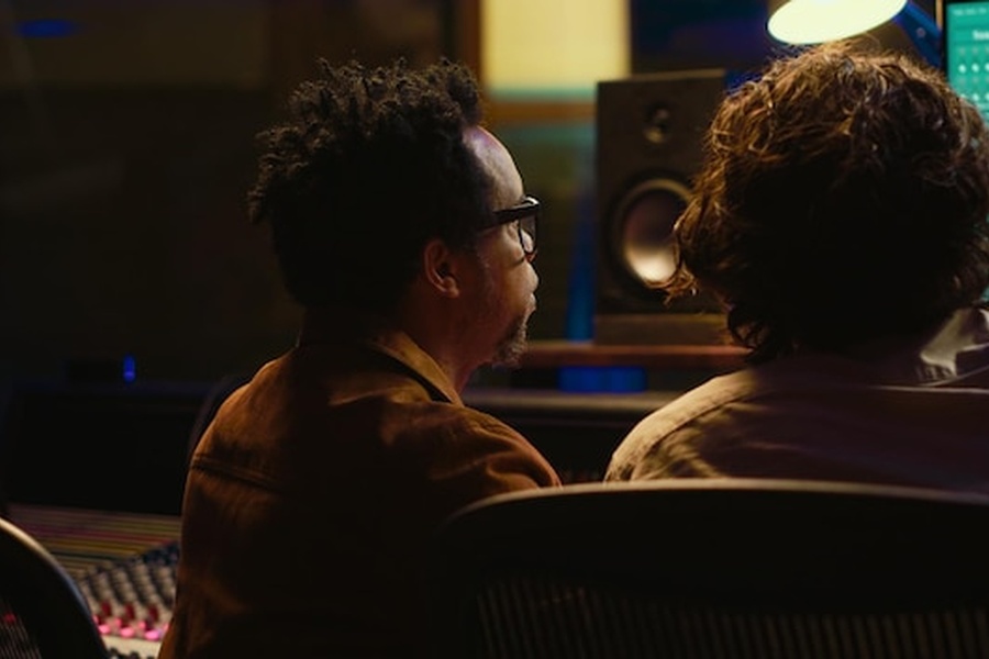 Deux experts en acoustique analysent des fréquences sonores en studio pour expliquer comment instaurer un code secret familial pour contrer les deepfakes vocaux.