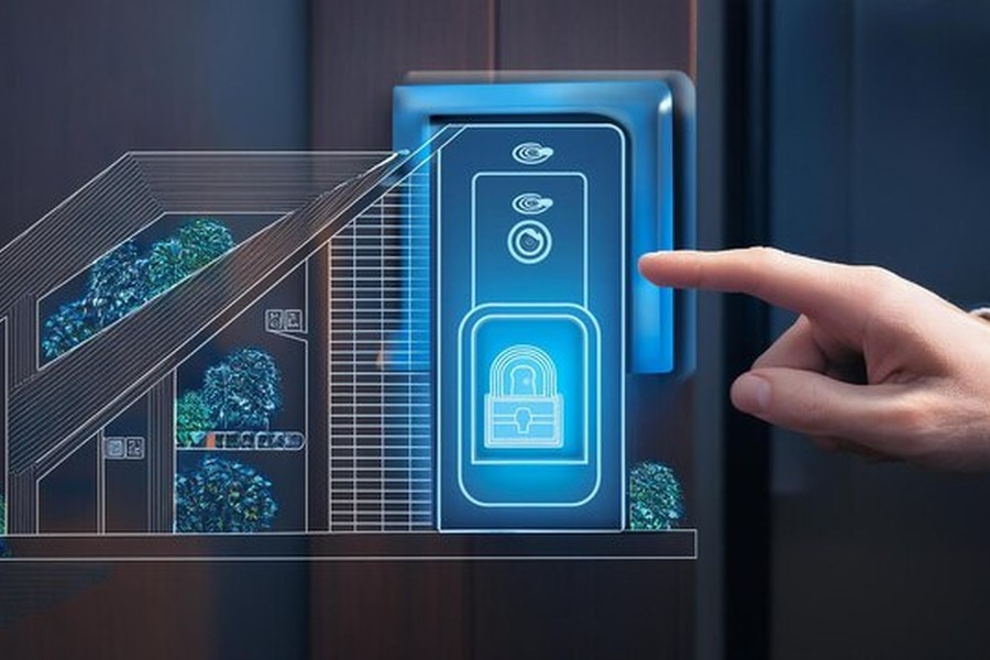 Un utilisateur interagit avec une interface numérique intelligente pour comprendre comment configurer le déverrouillage par ultra-wideband (UWB) pour sécuriser une porte d'entrée.