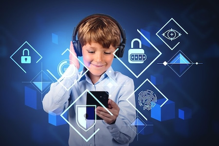 Un jeune garçon portant un casque audio manipule un smartphone au milieu d'icônes de sécurité pour illustrer comment protéger l'identité numérique de son enfant face à l'IA générative.
