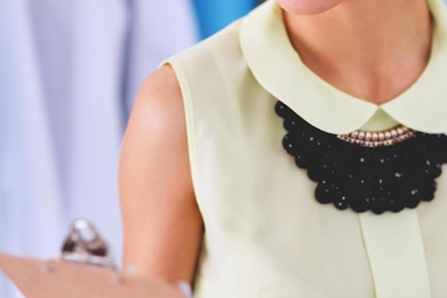 Une experte examine des documents de traçabilité pour comprendre comment utiliser le passeport numérique textile pour débusquer le faux bio en 2026.