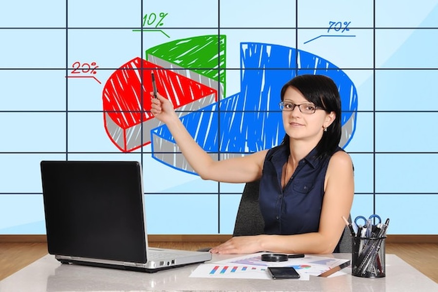 Une experte en formation présente un graphique circulaire sur un écran pour expliquer comment déclarer son Bilan Pédagogique et Financier (BPF) en 2026 : la méthode pour éviter le redressement.