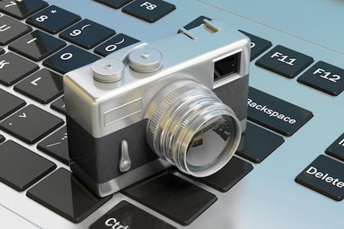 Consultants d'une agence SEO analysant des données de recherche IA sur des écrans haute technologie.