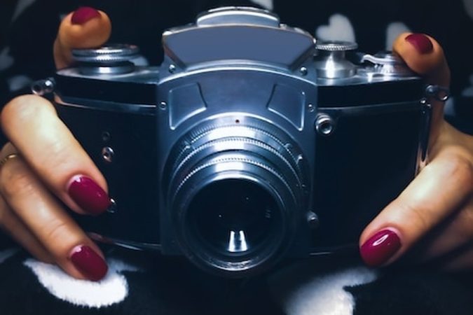 Une consultante en marketing digital analyse des graphiques de performance sur un écran d'ordinateur dans un bureau moderne à Paris.